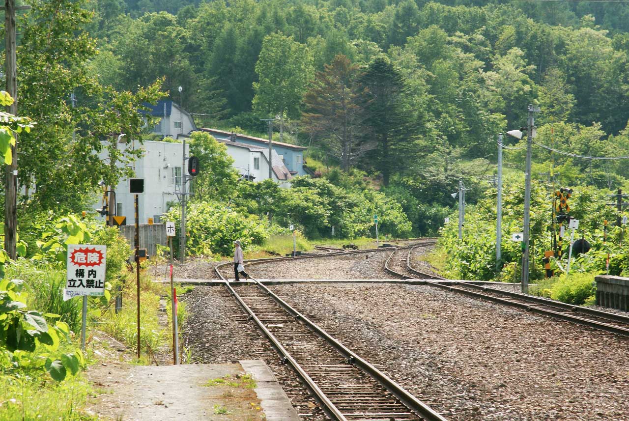 写真：小樽撮影スポットその2「塩谷駅と塩谷神社」