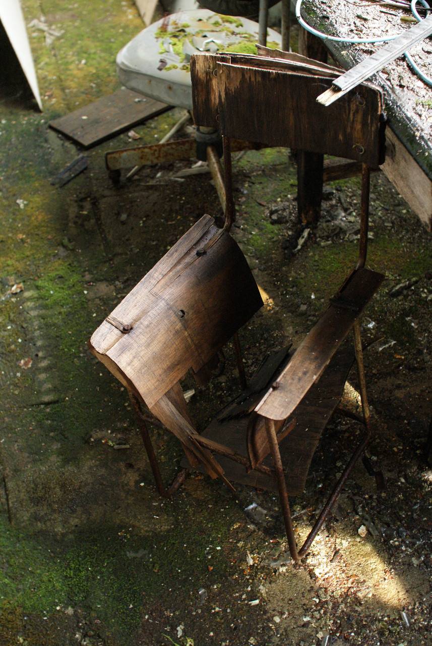 住友赤平炭鉱立坑内部の朽ちた椅子