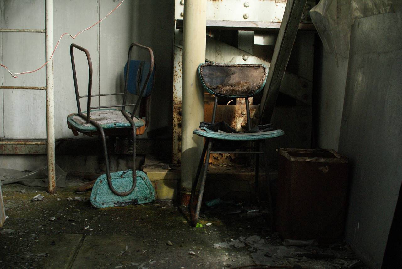 住友赤平炭鉱立坑内部の朽ちた椅子