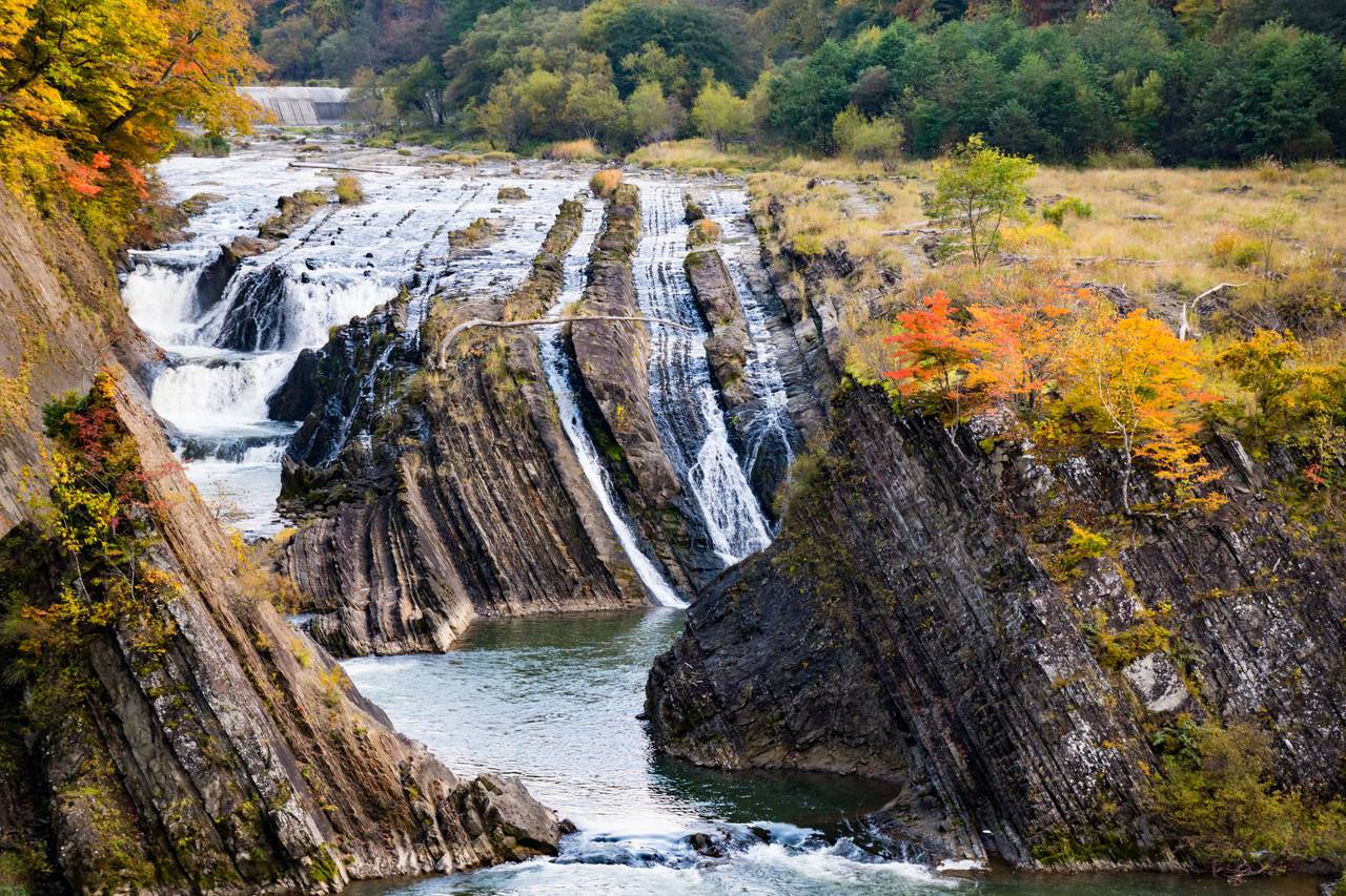 奇岩の渓谷・絶景の千鳥ヶ滝と炭鉱の歴史を今に継ぐ滝の上発電所