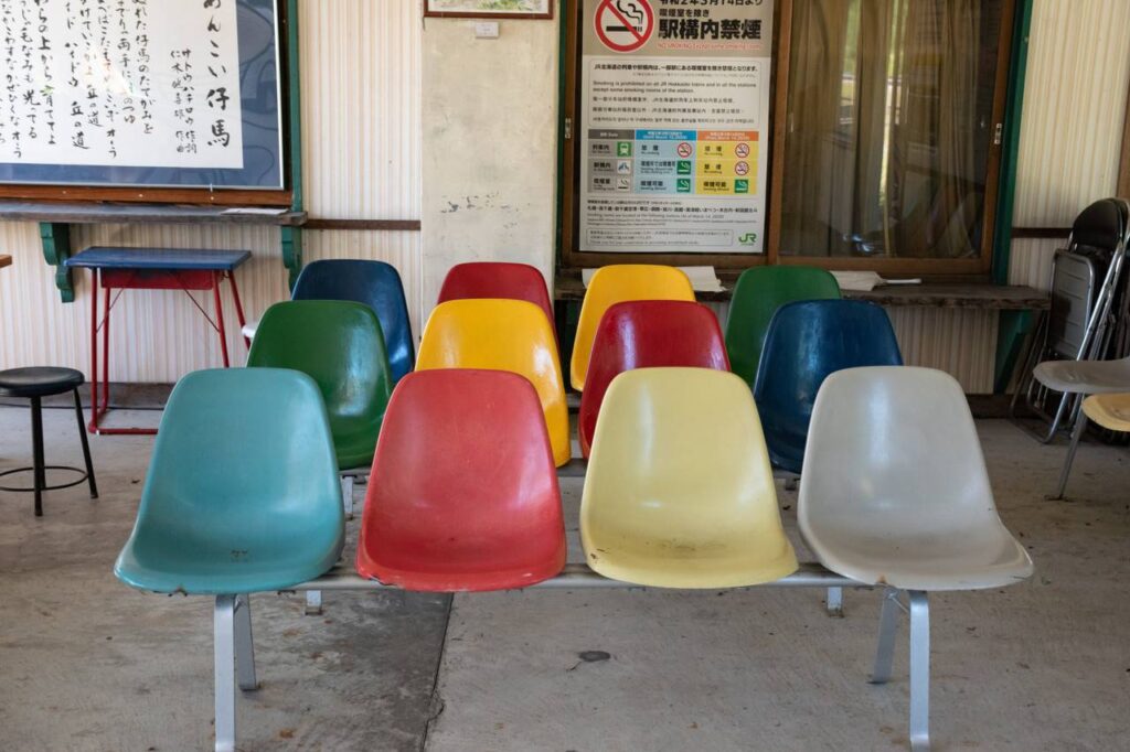 東滝川駅の椅子