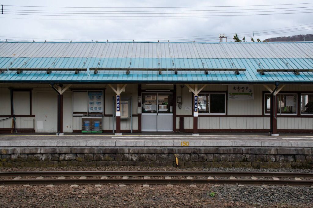 大沼駅ホーム側から見た駅舎