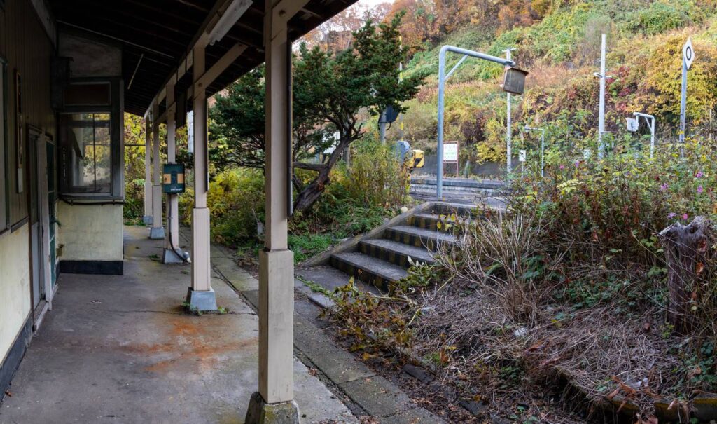石谷駅ホーム階段