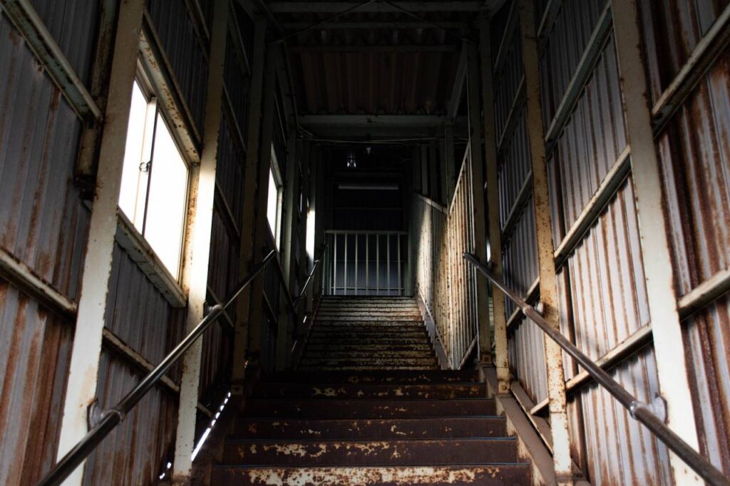 大中山駅跨線橋の階段