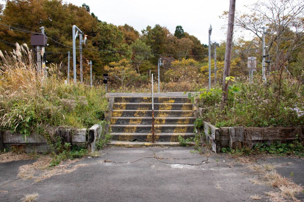 渡島砂原駅ホームの階段