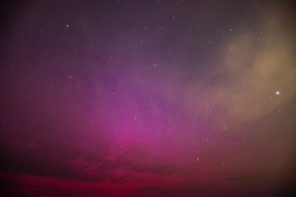 2024年5月11日小樽祝津パノラマ展望台20時32分頃の低緯度オーロラの写真